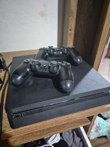 PlayStation 4 slim (ps4)