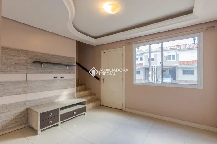 Casa em condomínio semi mobiliada com 2 quartos e 2 vagas para locação