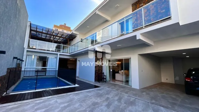 Casa mobiliada e equipada com piscina no Centro de Itajaí