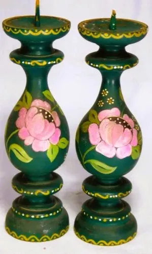 Par Castiçais Madeira uma vela patinado Cor verde decorado flores e folhagens policromia