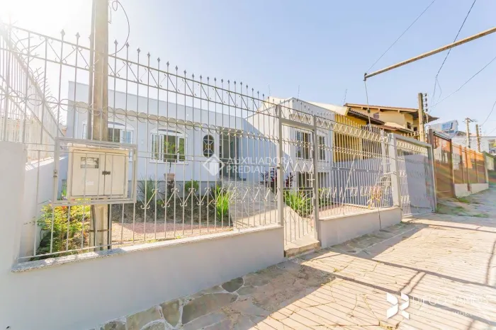 Casa comercial com 200m² localizada na Av. Doutor Rubem Knijnik, no bairro Parque Santa-Fé