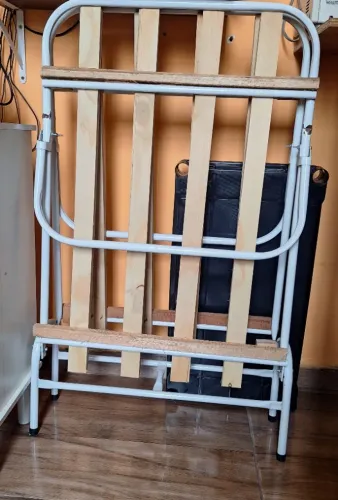 Cama de solteiro dobrável com colchão 