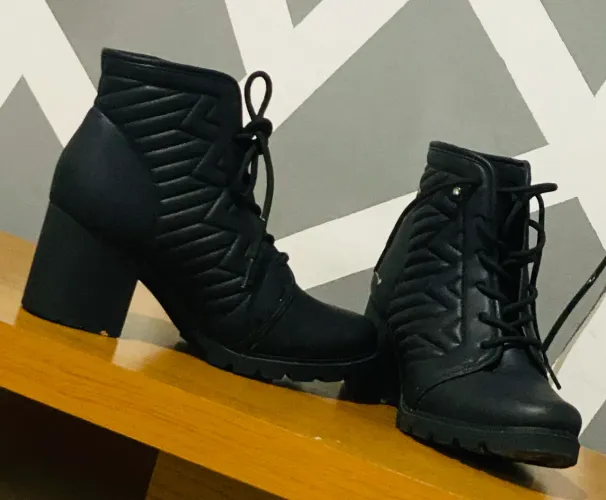 Bota coturno preta