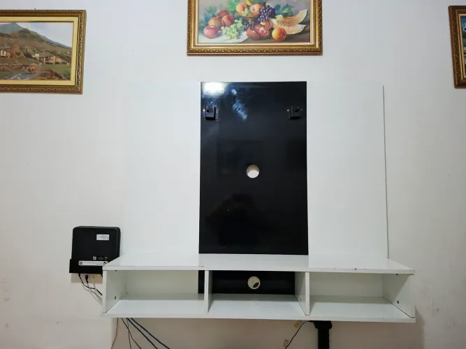 Painel para TV com nichos - MDF branco e preto
