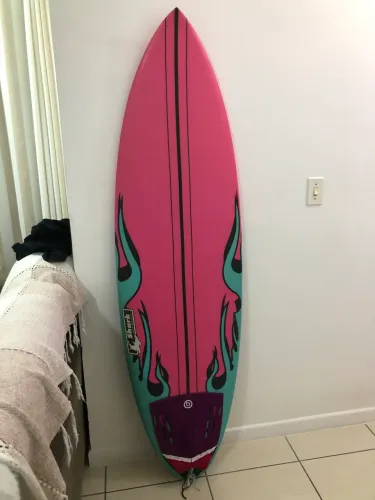 PRANCHA DE SURF 5.11 SHARK ZERADA COM 3 quilhas de fibra de vidro e leash