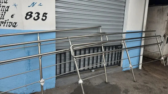 Vendo 2 corrimão Inox grosso com 3 metros comprimento por 1,40 de altura cada!