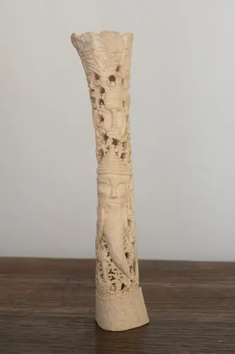 Estatueta Antiga de Osso entalhado
