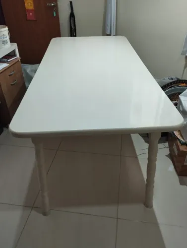 Mesa madeira maciça muito conservada.