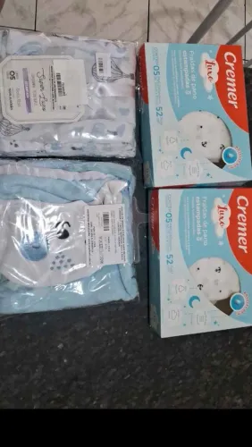 15 fraldas e 1 toalha de banho Bebê masculino. NUNCA USADAS!