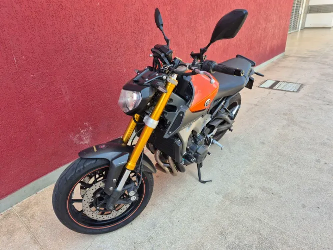 Yamaha MT-09 laranja