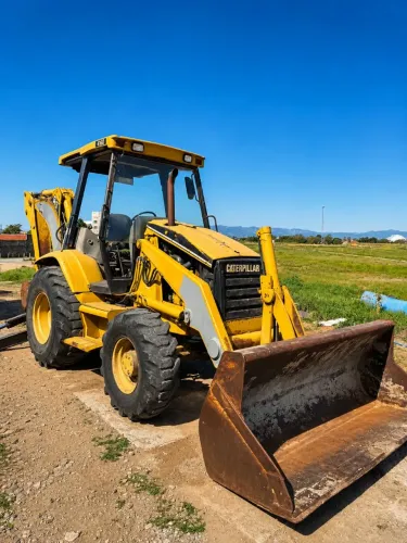 Retroescavadeira Caterpillar 4x4 Traçada - Excelente Estado