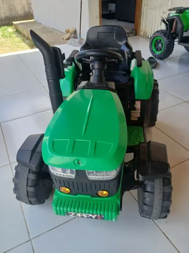Trator elétrico infantil