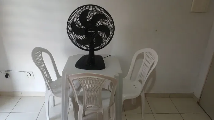 Jogo de mesa com 4 cadeiras plástico e um ventilador malory