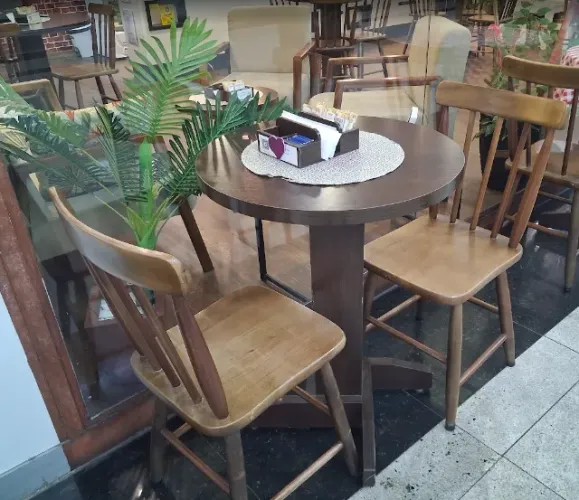 Mesa de Madeira Redonda, 60cm diâmetros com cadeiras, pés ajustáveis