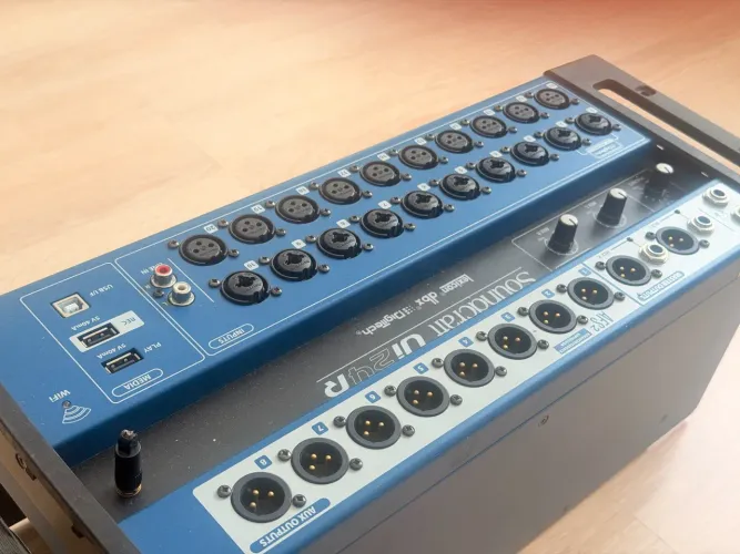 Mesa Ui24r em Ótimo estado / Usada.