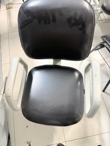 Cadeira diretor universitária com prancheta