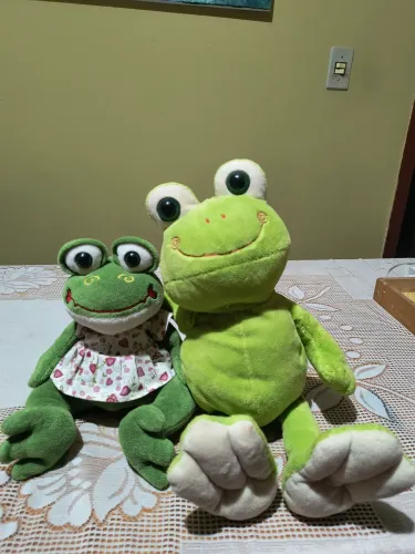 Casal de sapinhos de pelúcia