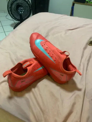 Vendo chuteira da Nike rosa número 37