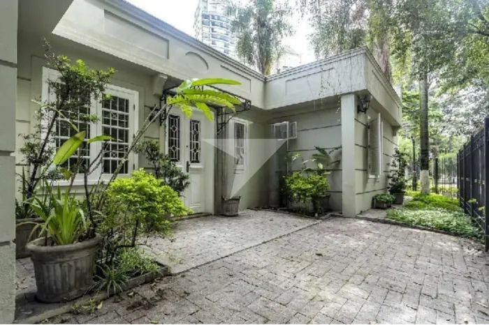 Casa térrea à venda no Jardim Luzitânia, 244m² de construção, conservada, 8 vagas, localiz