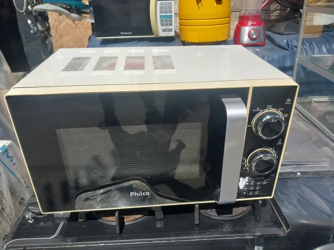 Vende-se Micro-ondas Philco Mod: PMM24. Valor 240,00.