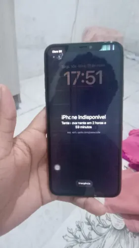 Celular iPhone com defeito na tela. 