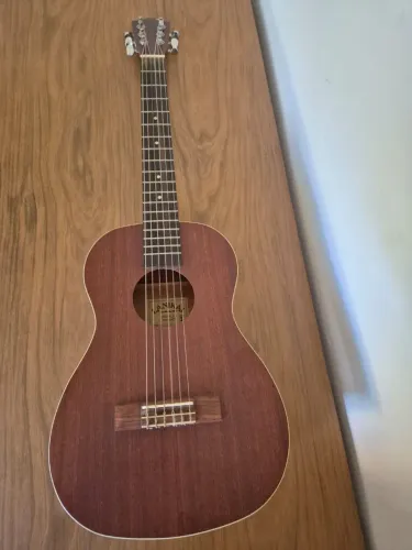 ukulele soprano 6 cordas da marca Lanikai, modelo LU-21.