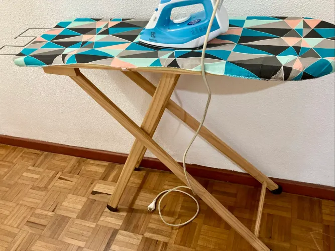 Tábua de passar roupa + ferro eletrolux