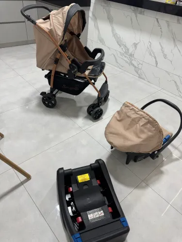 Carrinho de bebê Burigotto com cadeirinha e suporte