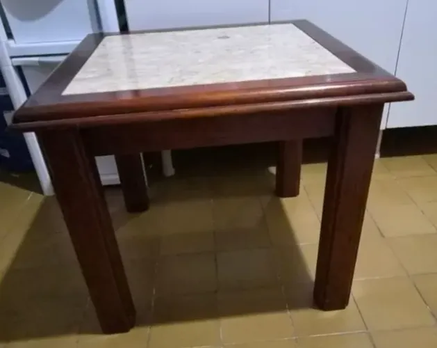 Mesa lateral de imbuia com tampo de mármore embutido