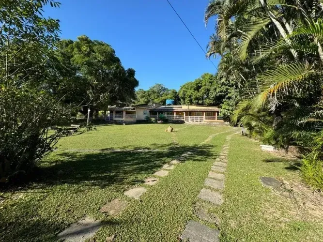Barrozo Imóveis - Sítio a venda com 10.318 m² com piscina, campo futebol, lago e baia.
