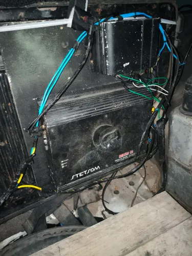 Vendo um som de carro no valor 2200 dispenso curioso