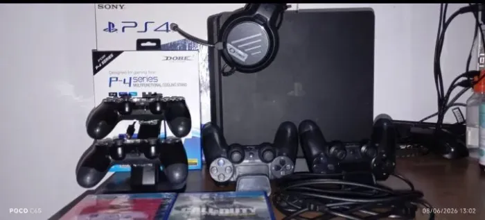 Playstation 4 com controles e jogos