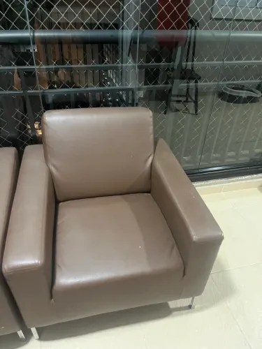 2 Sofás de couro 