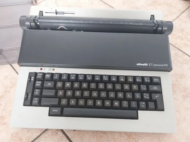 Vende se duas máquinas de escrever Olivetti,sendo uma delas elétrica sem o cabo