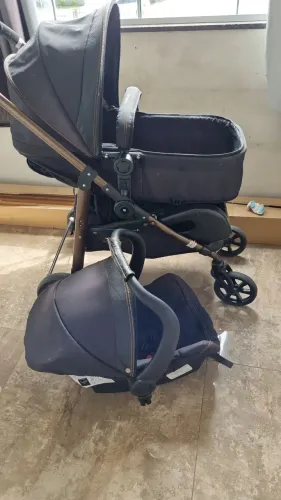 Carrinho de bebê com bebê conforto