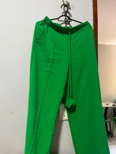 Calça verde, veste M e G