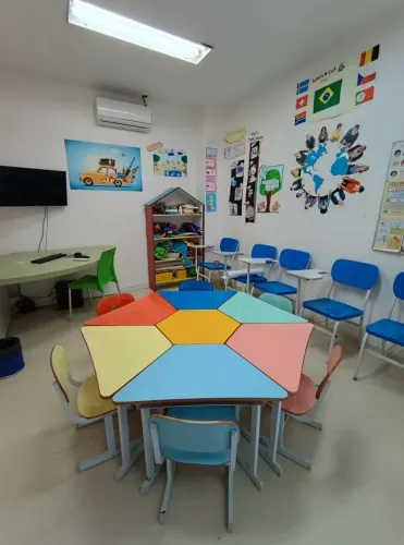 Móveis e equipamentos de escola fechando!