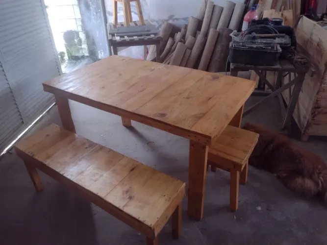 mesa rústica com dois bancos de pallet
