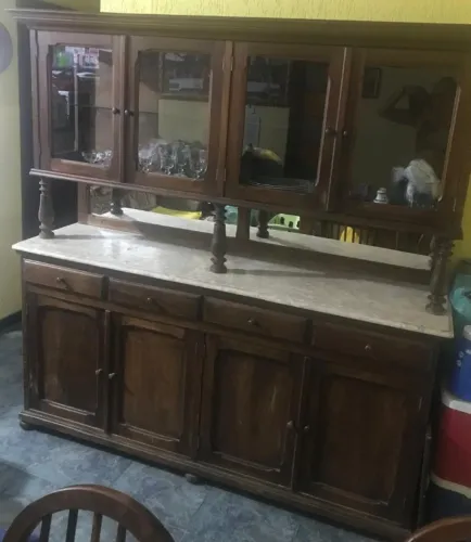Vende-se armário-cristaleira madeira maciça ótimo estado. Peça interligadas.