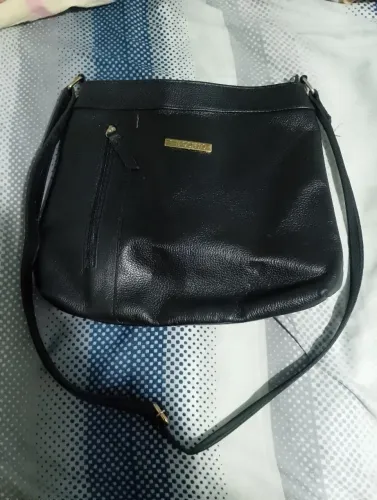 Bolsa feminina preta.