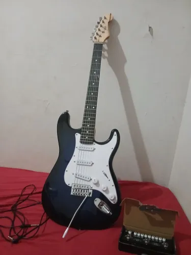 Guitarra stratocaster e pedal de efeito