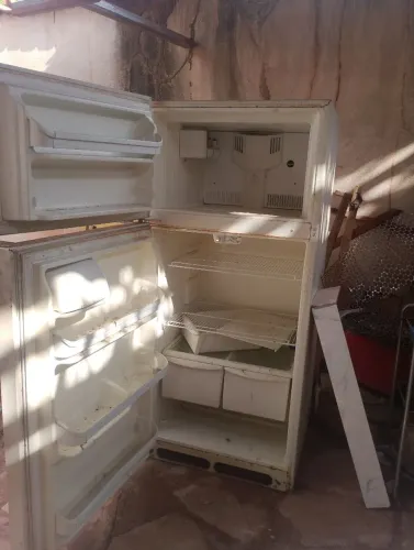 Geladeira antiga para liberar espaço