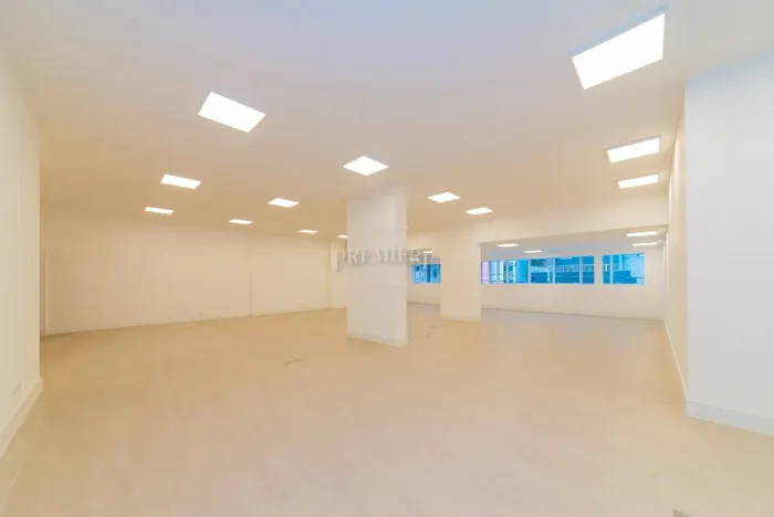 Sala Comercial de Alto Padrão com 347m² no Batel Próximo à Praça do Japão