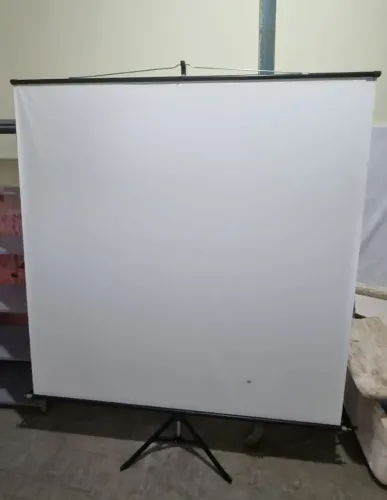 Tela de projeção com tripé.