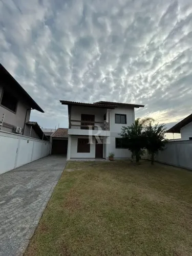 Casa para locação com 04 dormitórios sendo uma suíte e área gourmet com churrasqueira, Cen