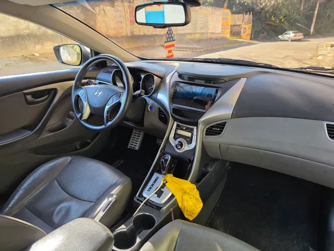 Hyundai Elantra GLS 1.8 16V Aut. 2013