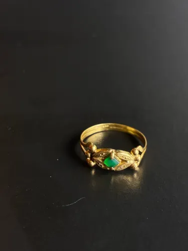 Anel ouro 18k com esmeralda , N:16 , detalhes em bolinha