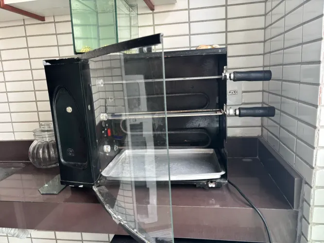Churrasqueira elétrica funcionando + frigobar para conserto (colocar gás)