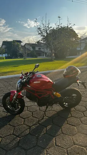 Ducati monster muito nova !