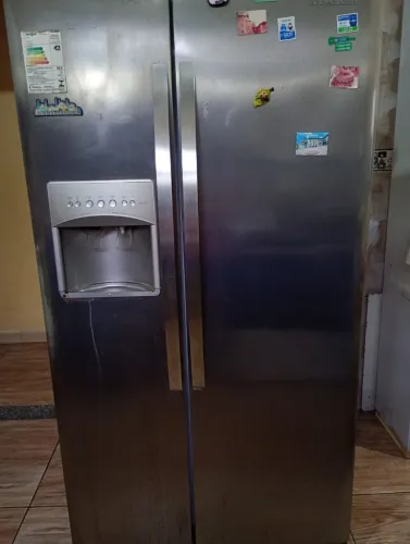 Vendo uma geladeira de duas portas por 1000 por motivo de viagem